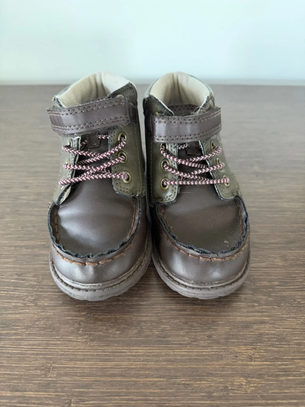 EUC. Size 7 Osh Kosh Toddler Shoes